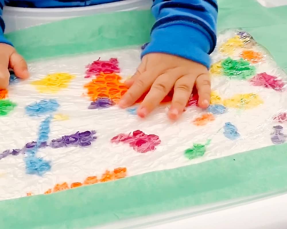 Mess-free baby painting art activity, Video
